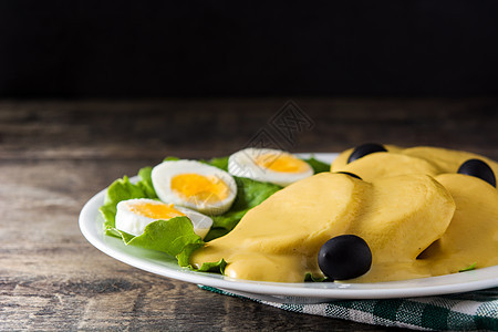 传统秘鲁父食物土豆胡椒蔬菜黑色香料美食盘子奶油状爸爸图片