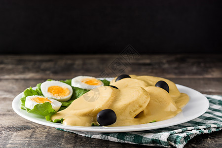 传统秘鲁父香料盘子奶油状爸爸美食食物蔬菜土豆黑色胡椒图片