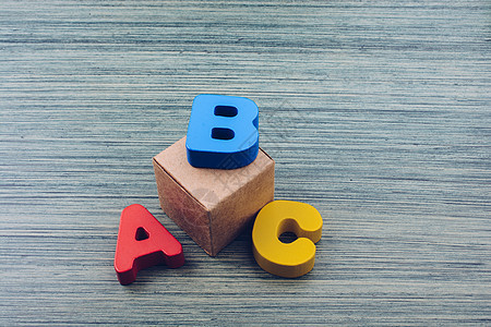 用于学习概念的A B和C木制字母字母字母幼儿园积木教育孩子们乐趣色块立方体英语木头童年图片