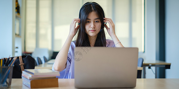 女孩在网上上课前通过笔记本电脑用视频练习基本课程 社交障碍 待在家里 新常态 Covid19 Corona病毒概念课堂演讲学校青图片