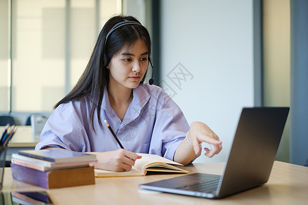 女孩在网上上课前通过笔记本电脑用视频练习基本课程 社交障碍 待在家里 新常态 Covid19 Corona病毒概念语言团体学校学图片