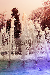 喷泉喷水花园美丽生活城市流动喷涂飞溅溪流地面短跑图片