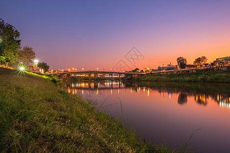南河和桥Eka Thot Sa根桥在泰国菲特桑努洛克市日落时游客蓝色阳光旅游景观公园地标城市太阳天空图片