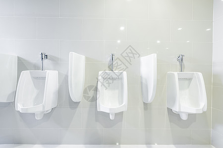 公共厕所的尿液排成一排 没有隐私广告卫生男性排尿壁橱洗手间民众座位陶瓷男人图片