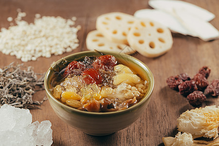 越南各种甜点 莲花脚 白果冻真菌 海藻和糖浆中的jujube桂圆饮食黄色红色白色美食煮沸健康图片