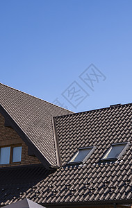 安装在现代房屋上的棕色波纹金属型材屋顶 波纹板屋顶 金属型材波浪形屋顶 现代屋顶由金属制成 金属屋面蓝色建筑学瓦楞覆盖物房子窗户图片