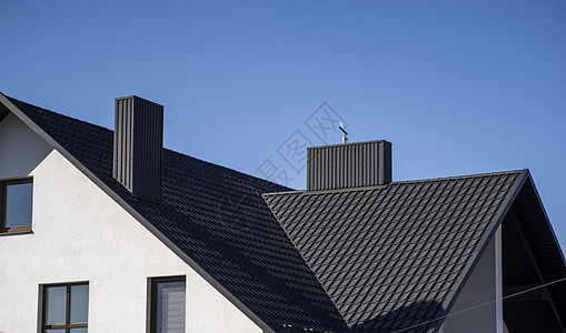 安装在现代房屋上的灰色波纹金属型材屋顶 波纹板屋顶 金属型材波浪形屋顶 现代屋顶由金属制成 金属屋面建筑学歌迷窗户覆盖物聚合物溢图片