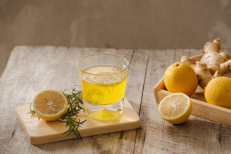 Ginger Ale或Kombucha在Bottle自制柠檬和姜有机生素饮料 复制空间绿色岩石黄色香料水果植物饮食迷迭香药品食物图片