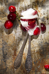 冰淇淋加樱桃水果味道锥体美食小吃甜点粉色红色香草食物图片