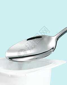 薄荷底面的酸果杯和银勺子 含酸奶霜的白色塑料容器 用于健康饮食和营养平衡的新鲜奶制品杯子牛奶乳糖奶油营养饮食甜点产品食物小吃图片