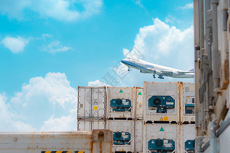 货运飞机在物流集装箱上方飞行 航空物流 冷藏冷冻食品 用于进出口物流的冷藏集装箱 货物运输 航空业务 商品出口背景