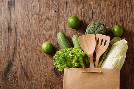 木桌购物袋中绿色蔬菜的顶部视图叶子白菜食物生态黄瓜购物生产市场杂货营养图片