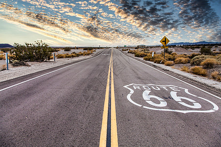 66号公路在沙漠中 有风景的天空 经典古老的图象驾驶地标街道运输乡愁历史性假期旅行国家交通图片