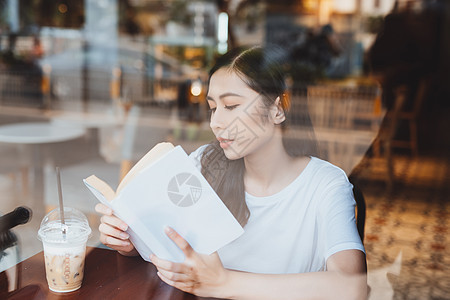 亚洲女人读书的古代颜色调 从咖啡馆窗口看到的咖啡店商业健康女性咖啡假期女孩闲暇阅读房间图片