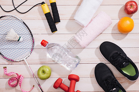 以木制背景的运动设备和鞋类白色女性闲暇网球球拍训练运动鞋活动图片