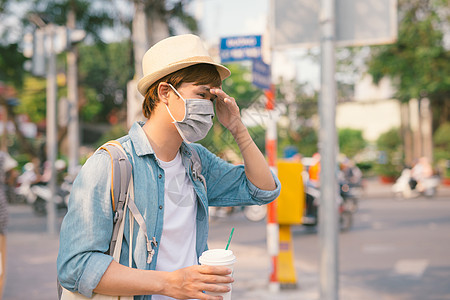 身戴保护面罩的亚裔街头男子图片