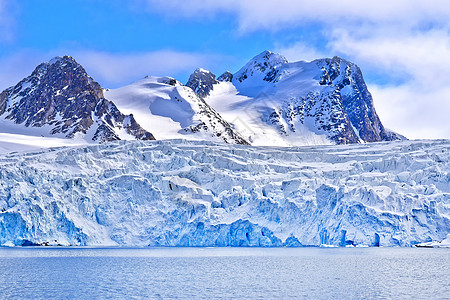 深蓝冰川和雪地山脉 挪威斯瓦尔巴 北极生态环境保护风景环境海洋全球冰山海岸栖息地野生动物图片