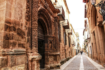 西班牙阿尔卡拉兹拥有文艺复兴风格房屋的狭小街道文化旅行石头世界建筑学艺术旅游访问阳台地标图片