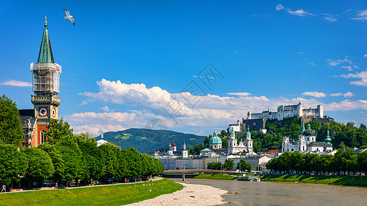 萨尔茨堡天际线全景与堡垒和河 Salzach 萨尔茨堡土地 奥地利 萨尔茨堡天际线与 Salzach 河在春天 奥地利旅行遗产音图片