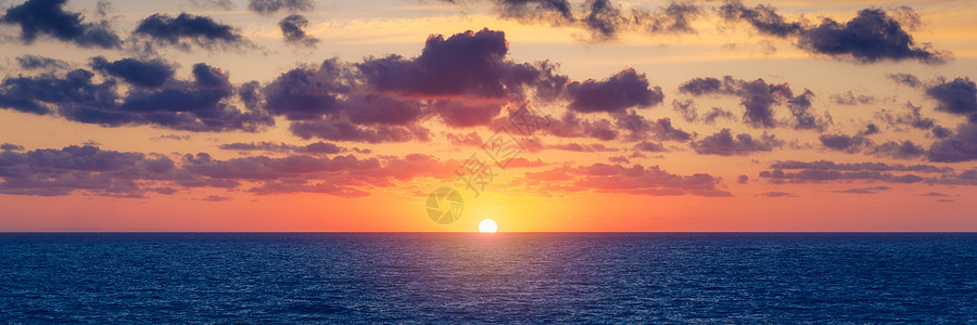 海上美丽的日落日出 在海洋的美好的日落 美丽的海上日落 水中倒影 天空中雄伟的云彩海滩戏剧性场景夕阳红色假期反射海岸线时段海岸图片