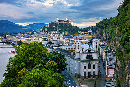 萨尔茨堡天际线全景与堡垒和河 Salzach 萨尔茨堡土地 奥地利 萨尔茨堡天际线与 Salzach 河在春天 奥地利旅游观光节背景