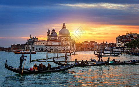有吊船的运河在威尼斯 意大利 威尼斯的建筑和地标 带有威尼斯吊船的威尼斯明信片渠道游客反射广场旅行历史性国际缆车船夫天际图片