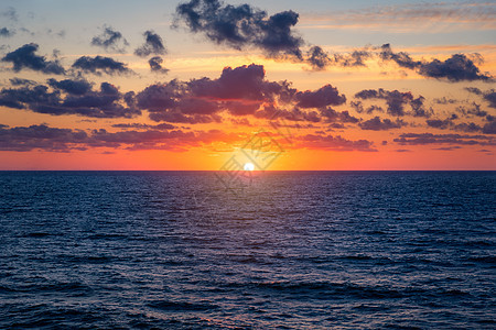 海上美丽的日落日出 在海洋的美好的日落 美丽的海上日落 水中倒影 天空中雄伟的云彩红色日出热带阳光晴天海浪黄金场景海景夕阳图片