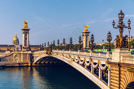 阳光明媚的夏日早晨 亚历山大三世桥横跨塞纳河 用华丽的新艺术风格灯具和雕塑装饰的桥梁 亚历山大三世桥横跨法国巴黎的塞纳河历史性建图片