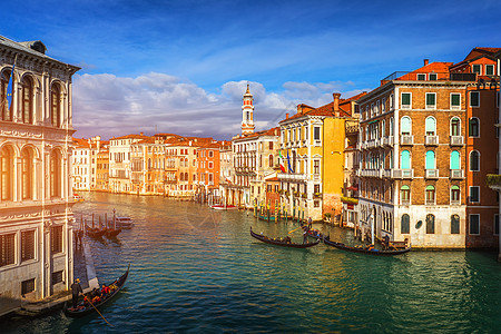 有吊船的运河在威尼斯 意大利 威尼斯的建筑和地标 带有威尼斯吊船的威尼斯明信片渠道日落船夫天际广场蓝色景观旅行城市反射图片
