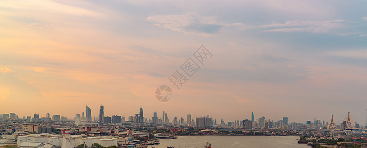 现代建筑的城市景观 在亚洲的城市景观 商务办公大楼 有日落天空的城市 城市的水平视图与摩天大楼和河流的人群 首都在泰国背景