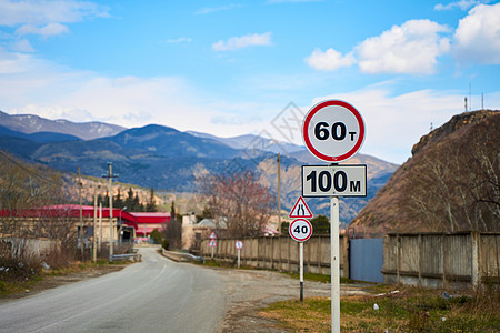 山路上的汽车路牌注意力旅游蓝色圆圈运输沥青爬坡危险速度森林图片