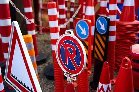 警告和限制交通标志物的商店注意力障碍危险销售冒险工作信号红色安全运输图片