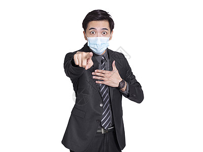 身戴防护保护性医疗面具以免染上病毒的商务人士用手指对着照相机使用防毒面具图片