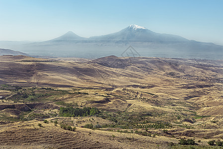 在黄色苍白空间背景的阿拉拉特山峰图片