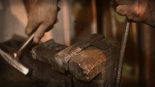用Metall板填充 Vise 特写工艺盘子工厂锤子建造制造业古董作坊木工技术图片