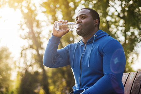 运动和饮水后休息的男士跑步训练肌肉力量生活方式男性练习瓶子体重减肥图片
