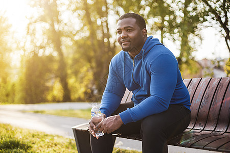 运动和饮水后休息的男士减肥公园重量服装训练肌肉体重阳光瓶子跑步图片