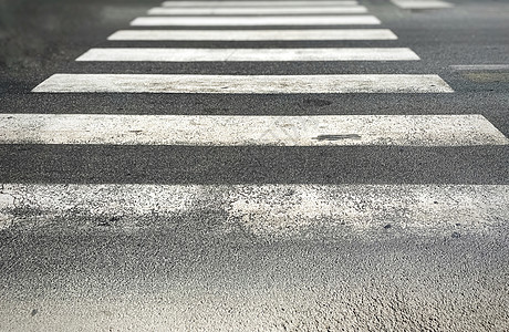 欧洲城市的斑马线路面材料人行道沥青街道绘画标记小路道路安全图片