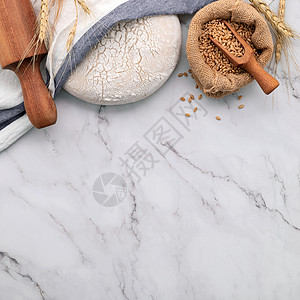 在大理石桌上躺着的新鲜自制酵母面团 有小麦耳朵和滚动针面粉麦粒养分烘烤碳水面包美食烹饪拓荒者食物图片