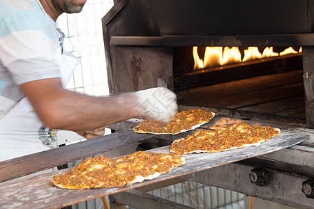 Lahmacun 土耳其披萨煎饼和肉汁午餐厨房服务食物饼子用餐胡椒营养糕点肉馅图片