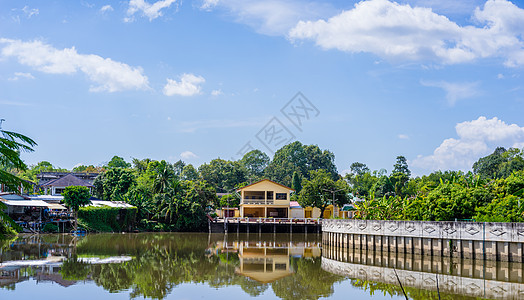 树和房子素材河滨家园和蓝天空背景的反射背景