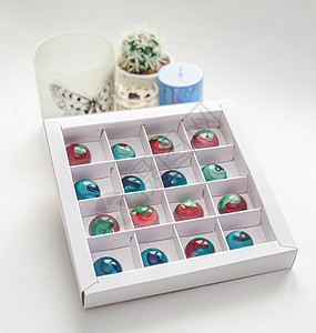 盒内涂有模糊背景和bokoh元素的彩色粉状体面盒装着热辣巧克力糖果盒甜蜜技术甜点绘画食物营养盘子艺术摄影光泽度图片