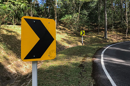 减速权 减少速度的权利旅行下坡驾驶交通路标街道箭头黄色运输警告图片