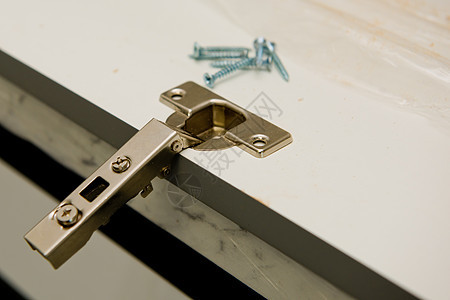 安装金属的锁链到芯片板上 有选择的焦点 特写图片
