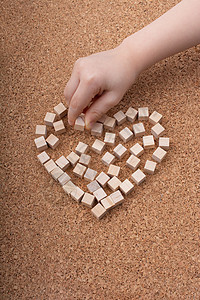 小木块形成心形或情人节象征稻草立方体手工图片