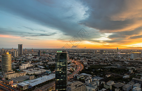 亚洲大都市美丽日落的鸟瞰图 背景是高楼和摩天大楼城市首都景观旅行场景市中心办公室戏剧性建筑物商业图片