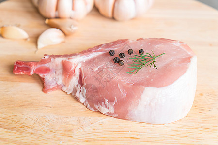 新鲜猪排食物屠夫牛扒木板杂货店牛肉烹饪烧烤厨房木头图片