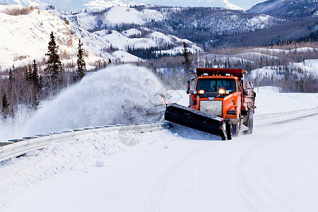 冬季风暴暴风雪中 雪犁清扫道路沉淀街道白化漂移机械车辆气候变化驾驶运输全球图片
