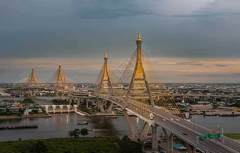 Bhumibol悬浮桥在晚上跨越Chao Phraya河场景反射日落建筑学天空旅行运输戒指首都密蓬图片