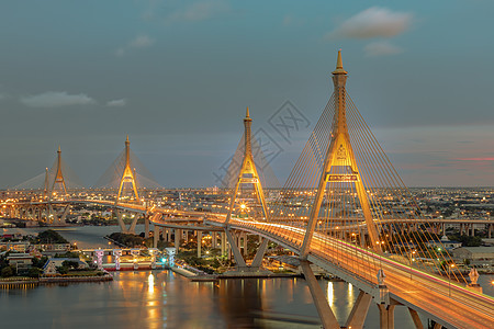 Bhumibol悬浮桥在晚上跨越Chao Phraya河首都密蓬地标建筑电缆场景旅行日落运输反射图片